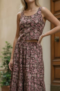 Conjunto de dos piezas Iciar y Candela by Creasur S.L. de algodón con estampado floral en tonos tierra y rosas, top sin mangas y falda larga escalonada.