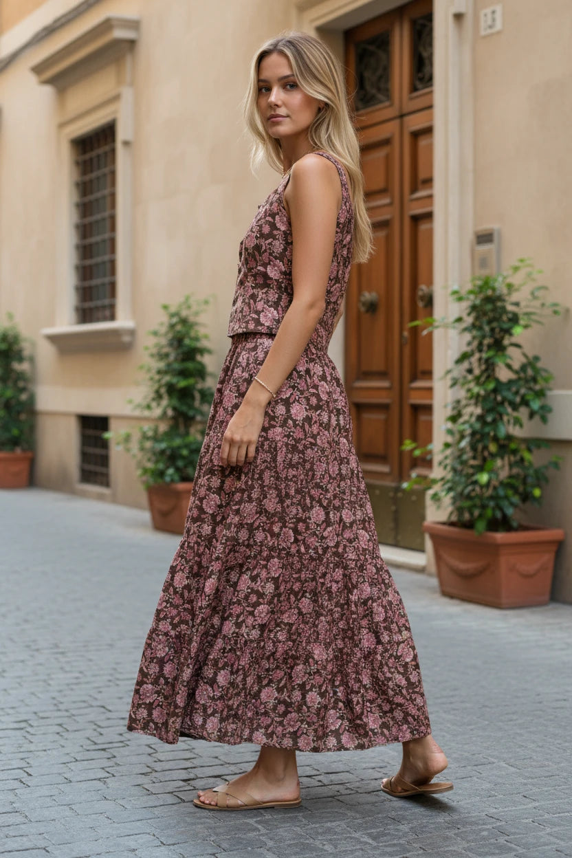 Conjunto bohemio de dos piezas Iciar y Candela by Creasur S.L. de algodón con estampado floral en tonos tierra y rosas, top sin mangas y falda larga escalonada.