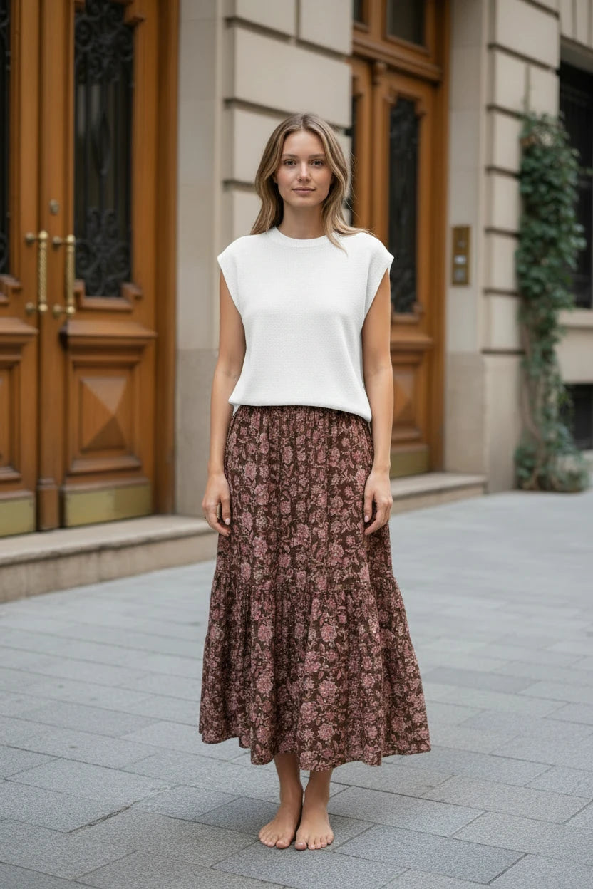 Falda larga escalonada Iciar y Candela by Creasur S.L. con estampado floral en tonos tierra, tejido ligero y cintura elástica.